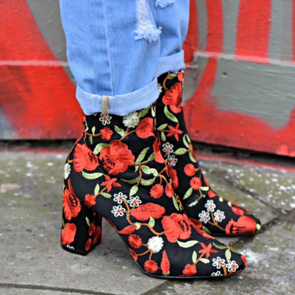 Embroidered boots ❤️